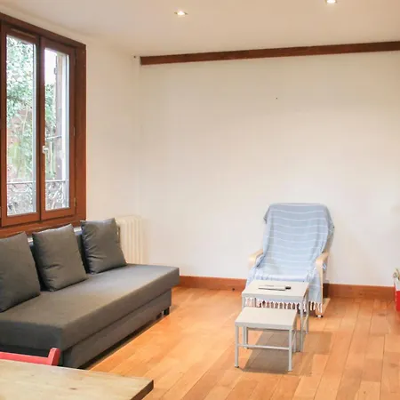 House With Garden For 6 People In *